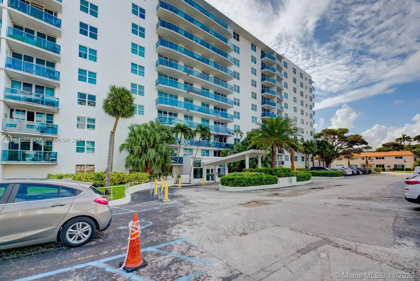 7501 E Treasure Dr # 2M, North Bay Village FL 33141 photo 2