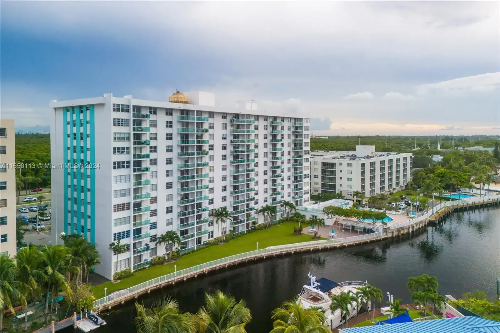 2841 NE 163rd St # 704, North Miami Beach FL 33160 photo 2