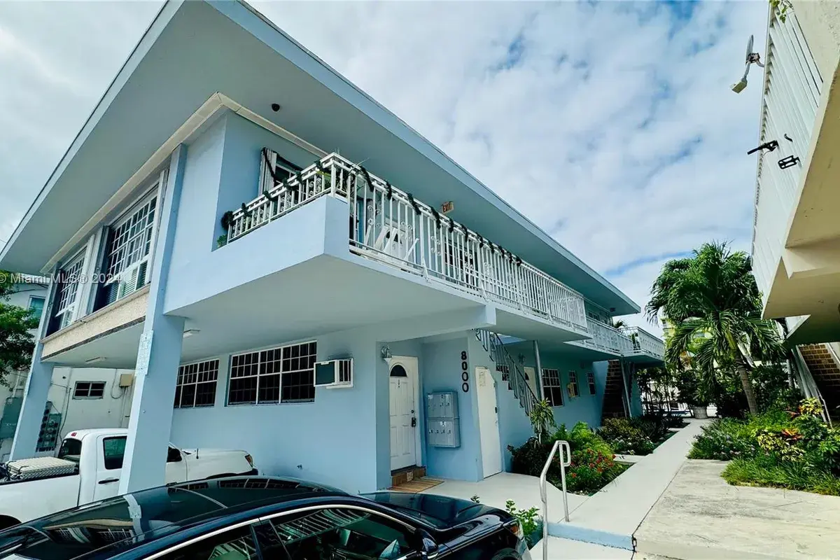 8000 Tatum Waterway Dr # 1, Miami Beach FL 33141