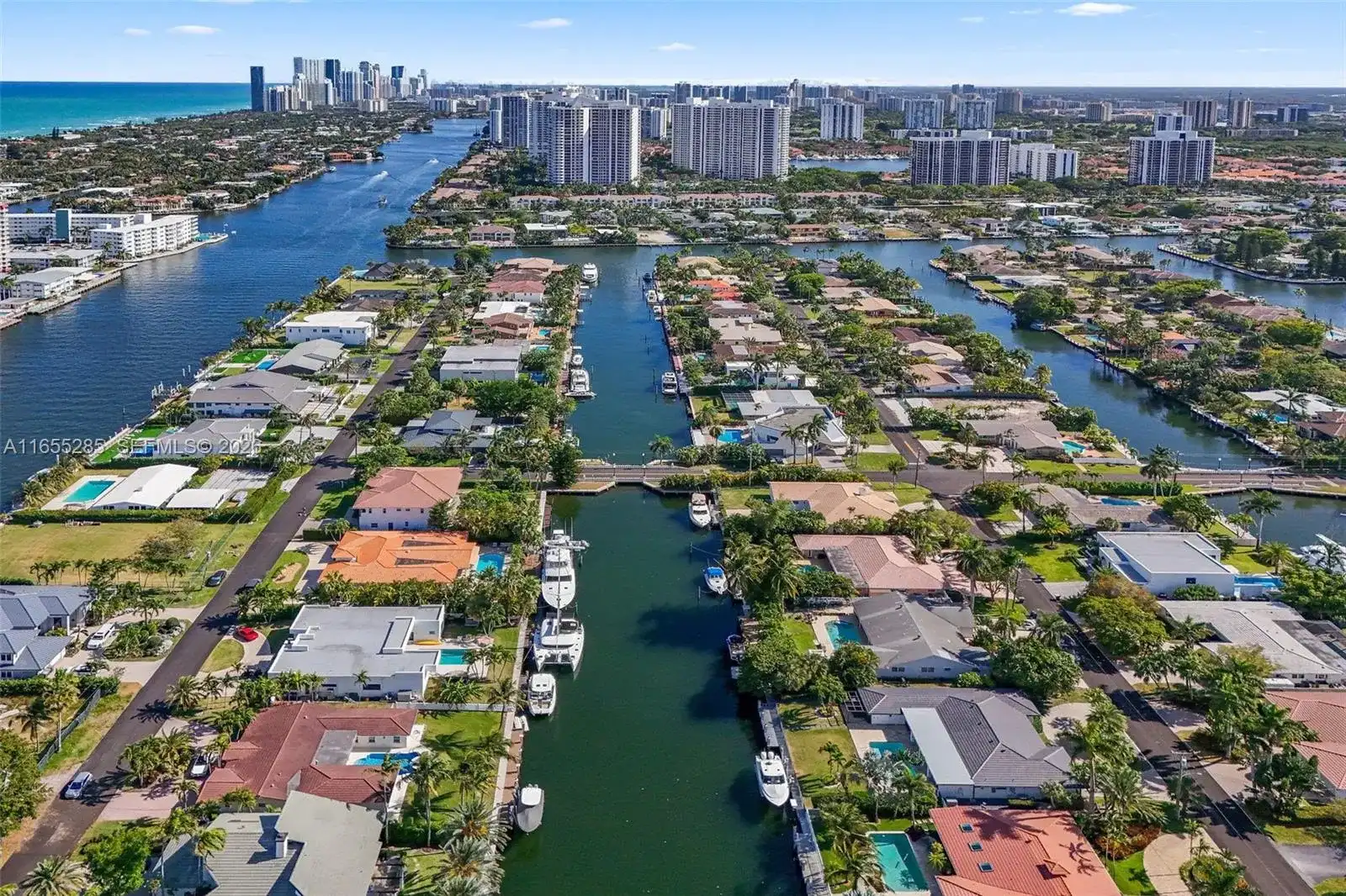 543 Hibiscus Dr, Hallandale Beach FL 33009