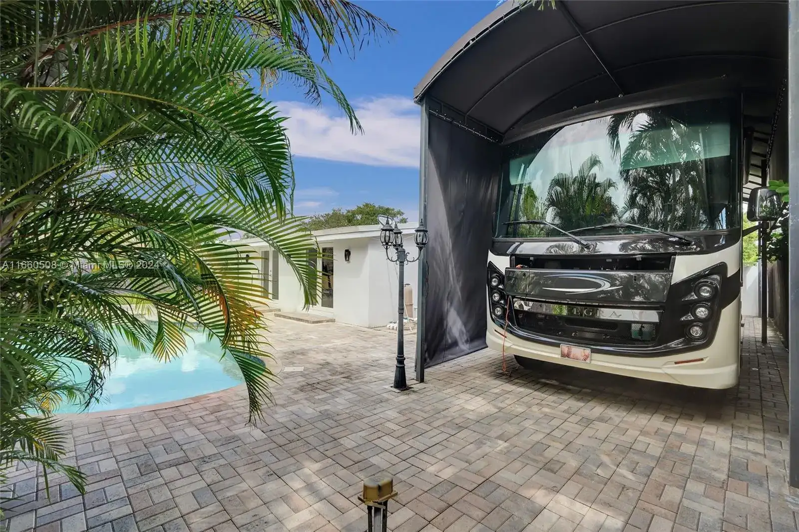 1910 N Hibiscus Dr, North Miami FL 33181 photo 4