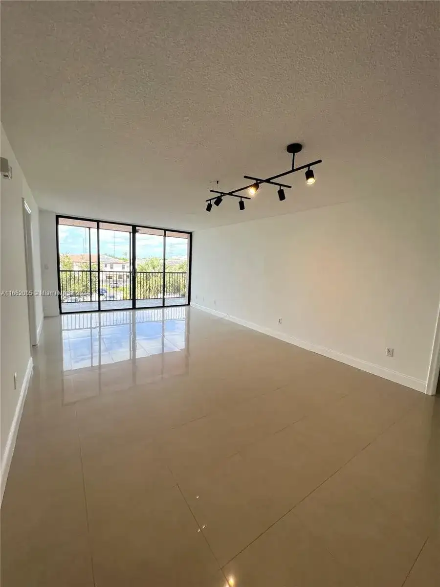 20860 San Simeon Way # 6, Miami FL 33179 photo 2