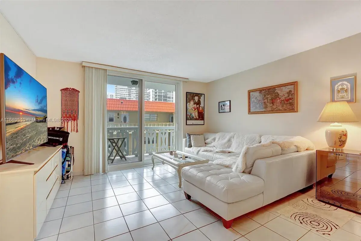 3113 S Ocean Dr # 402, Hallandale Beach FL 33009