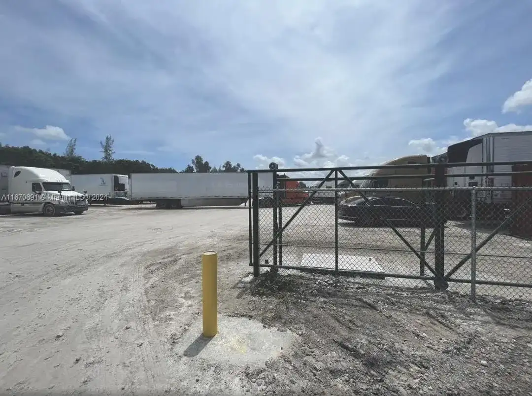 16891 NW 122nd Ave, Hialeah FL 33018 photo 2