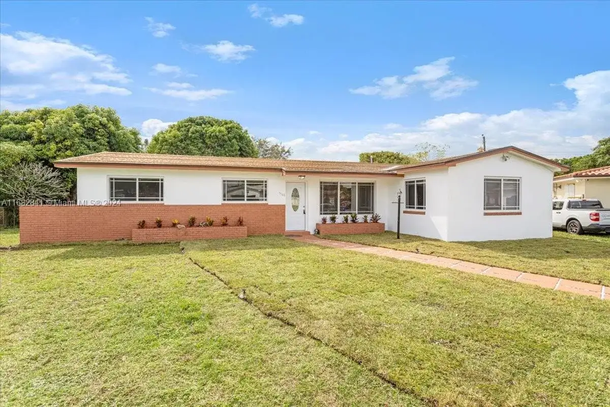 7160 SW 5th Ct, Pembroke Pines FL 33023 photo 2