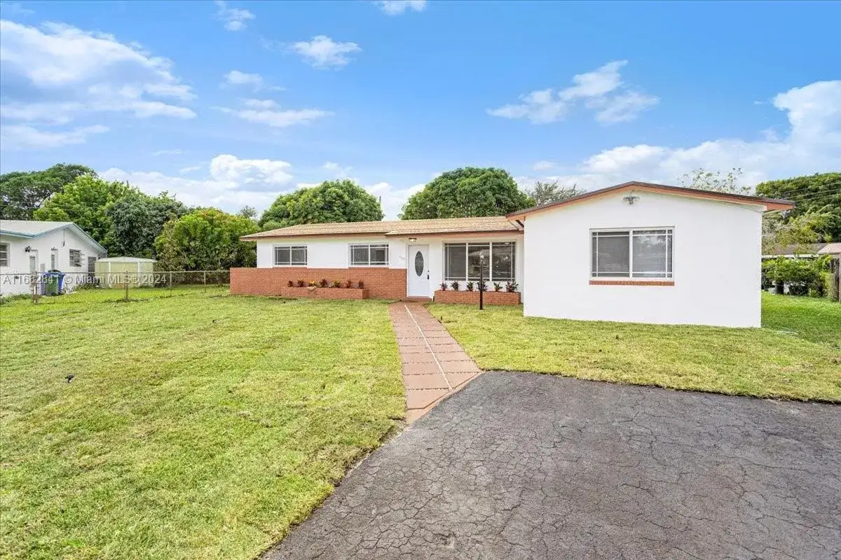 7160 SW 5th Ct, Pembroke Pines FL 33023 photo 3