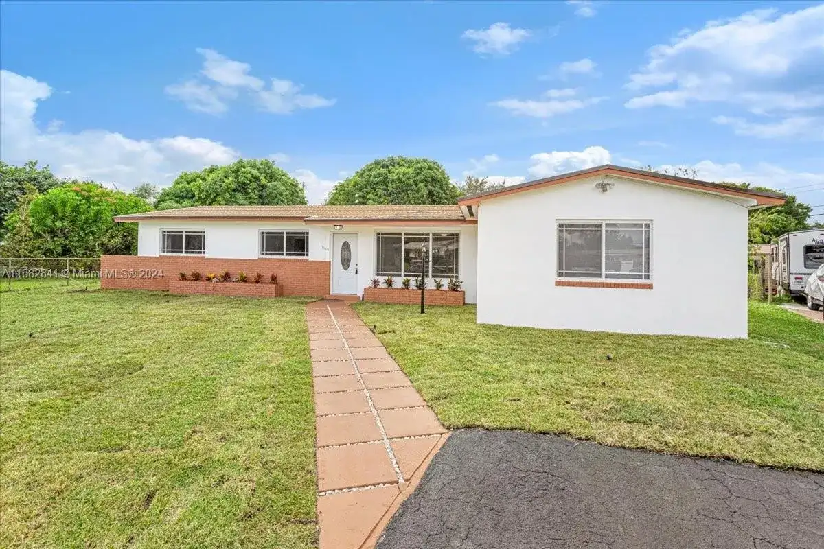 7160 SW 5th Ct, Pembroke Pines FL 33023 photo 4