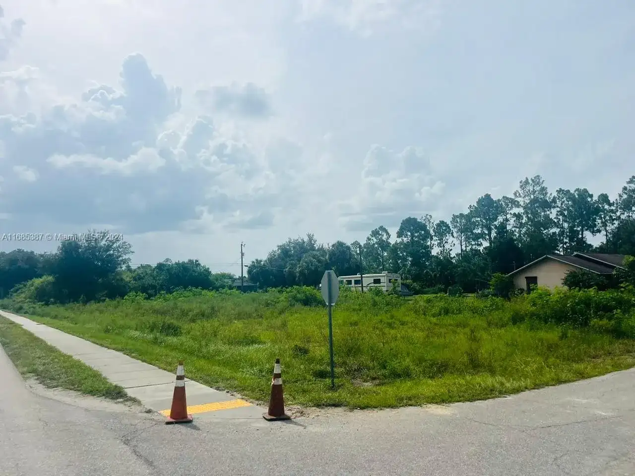 601 Lake Ave, Lehigh Acres FL 33972 photo 3