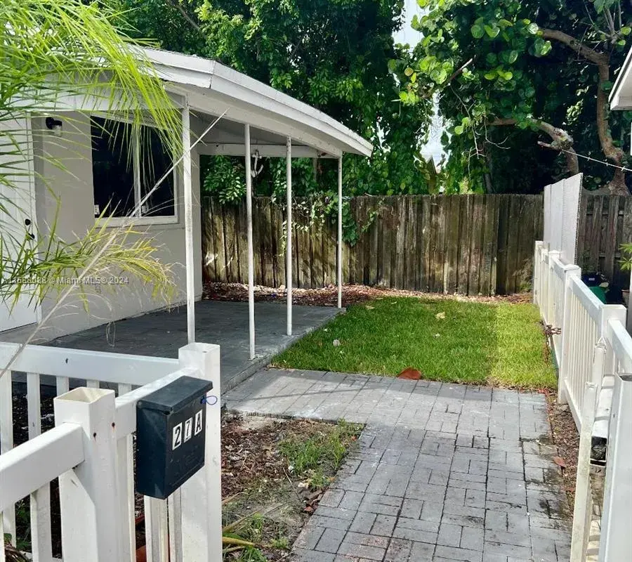 2419 Lincoln St # 23B, Hollywood FL 33020