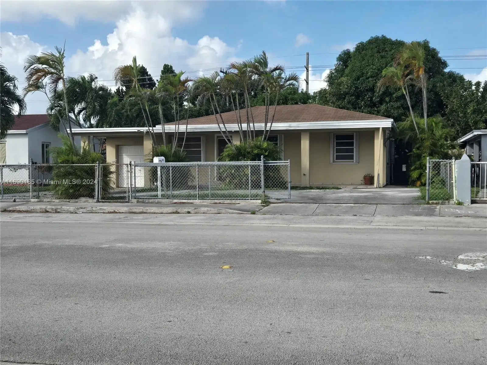 961 E 32nd St, Hialeah FL 33013 photo 2