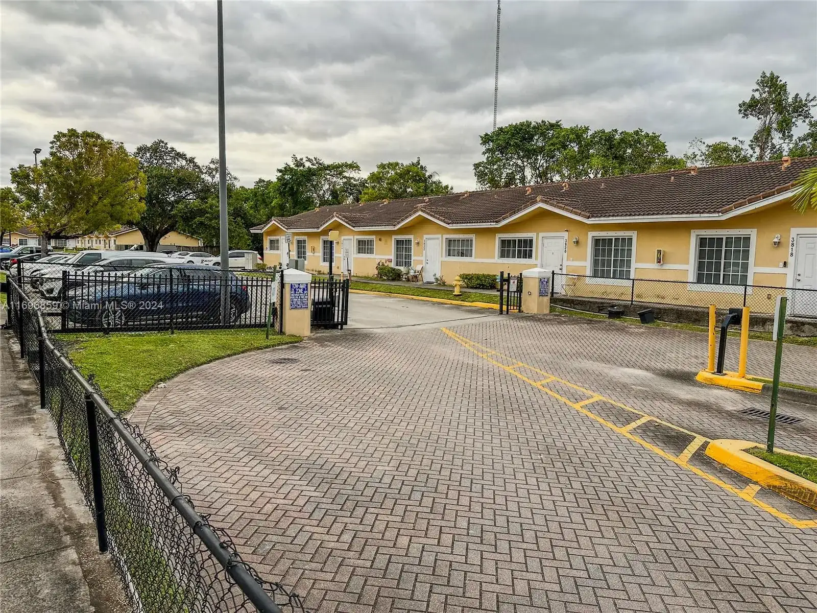 3868 SW 48th Ave # 3868, Pembroke Park FL 33023 photo 2