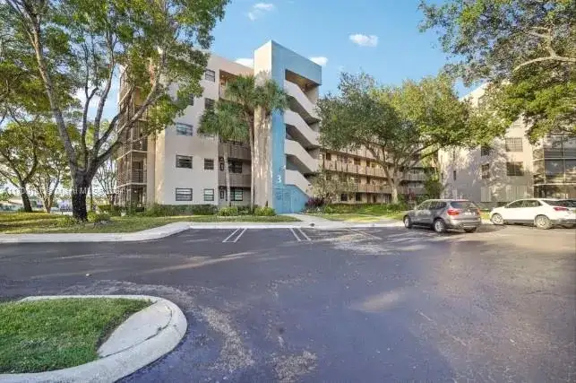 1100 Colony Point Cir # 109, Pembroke Pines FL 33026 photo 2
