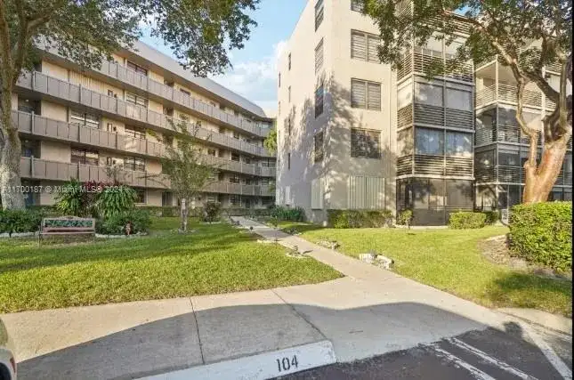 1100 Colony Point Cir # 109, Pembroke Pines FL 33026 photo 3