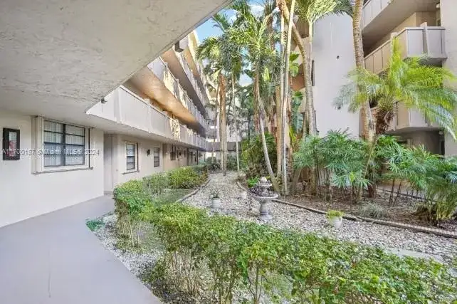 1100 Colony Point Cir # 109, Pembroke Pines FL 33026 photo 5