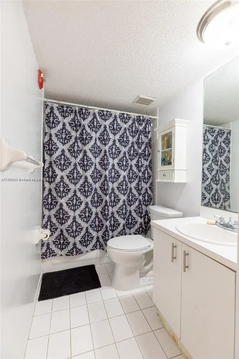 4677 NW 9th St # 211, Miami FL 33126