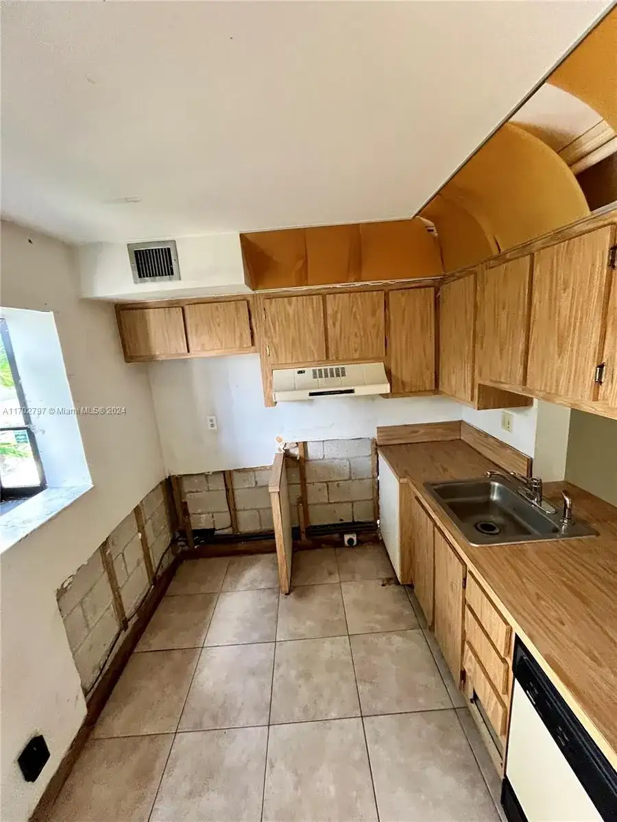 2753 S Oakland Forest Dr # 104, Oakland Park FL 33309 photo 4