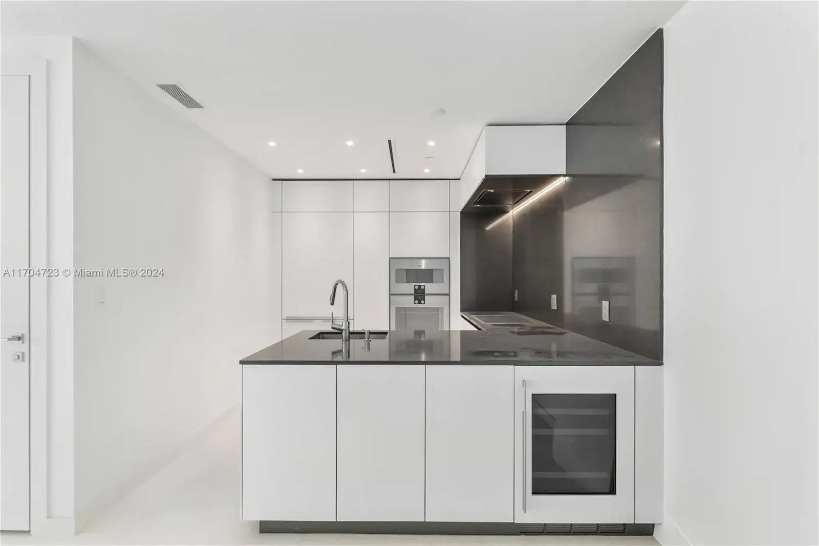 300 Biscayne Blvd Way # 5209, Miami FL 33131 photo 4