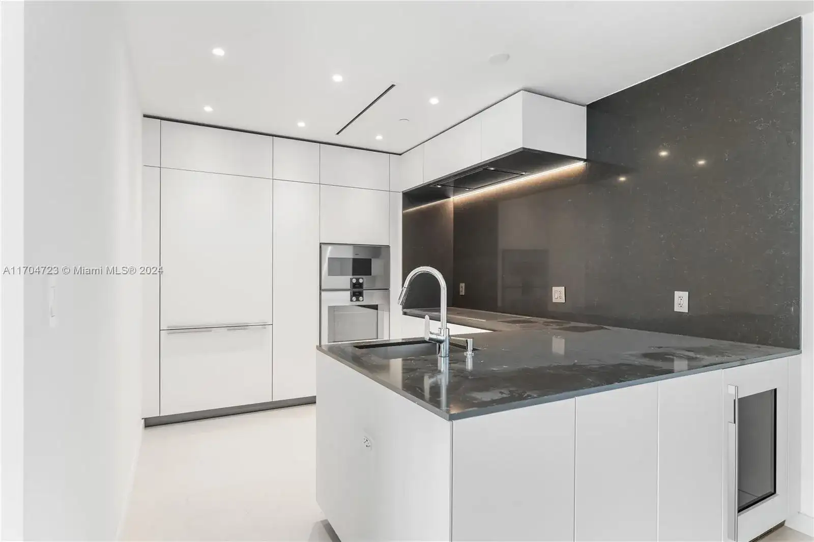 300 Biscayne Blvd Way # 5209, Miami FL 33131 photo 5