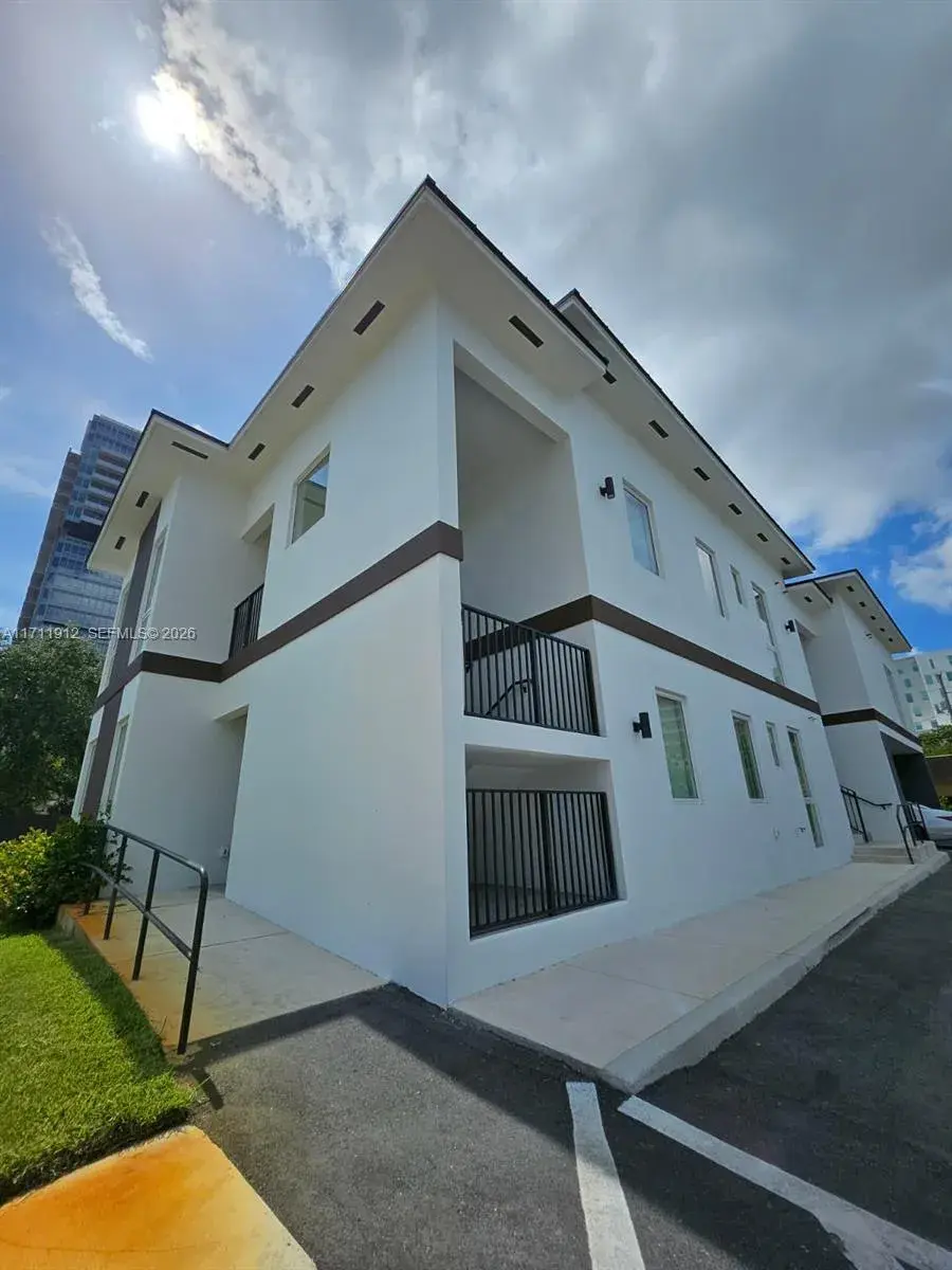 210 SE 10th St, Hallandale Beach FL 33009