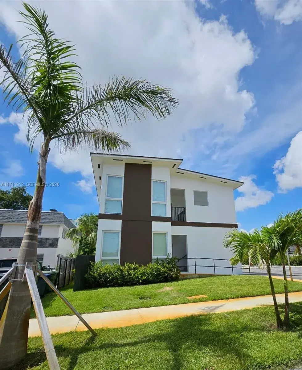210 SE 10th St, Hallandale Beach FL 33009