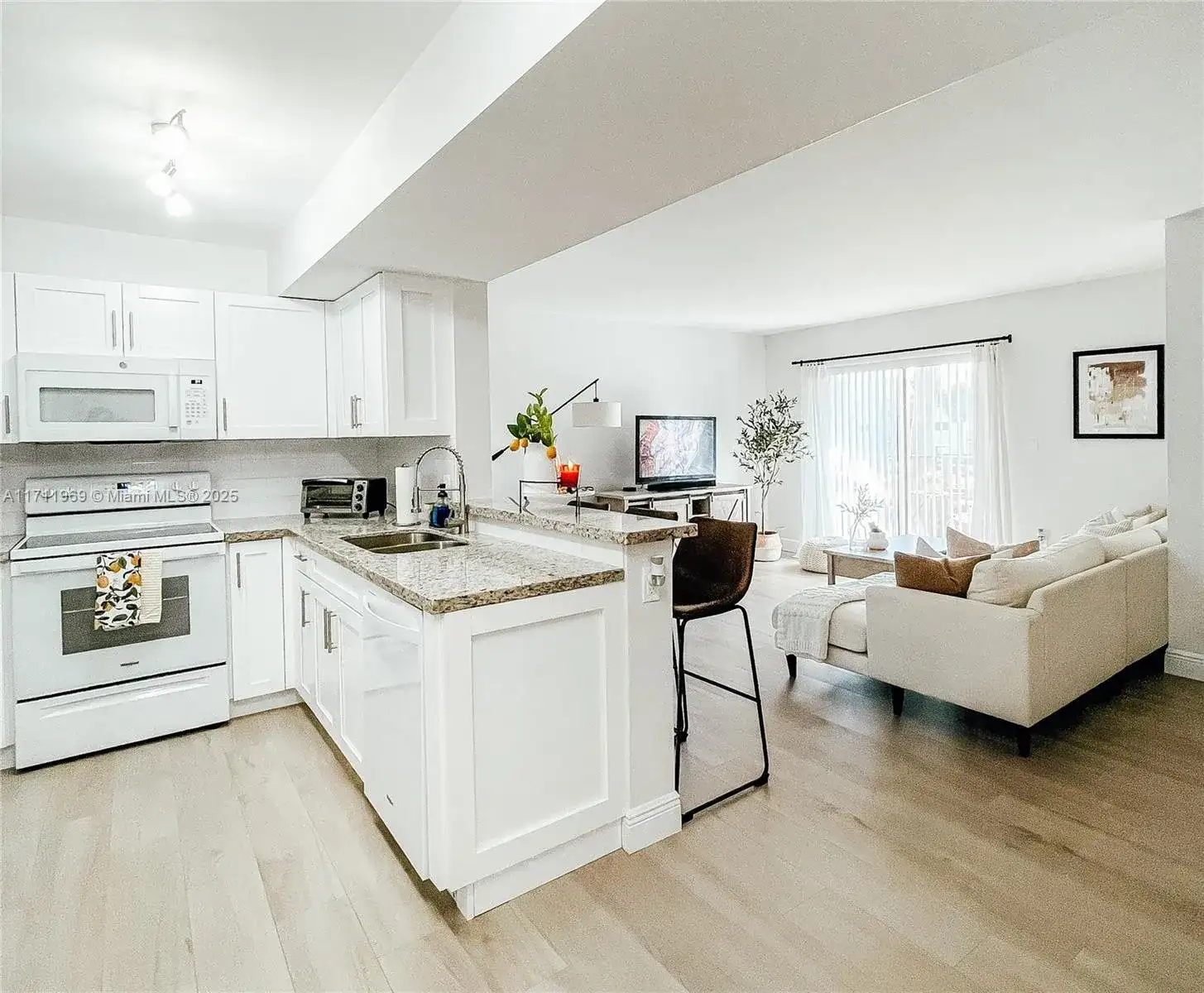 200 W Palm Cir W # 203, Pembroke Pines FL 33025 photo 2