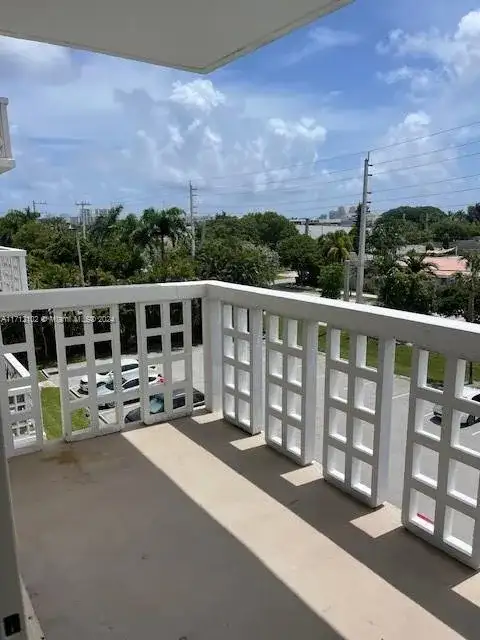 1831 NE 38th St # 406, Oakland Park FL 33308 photo 4