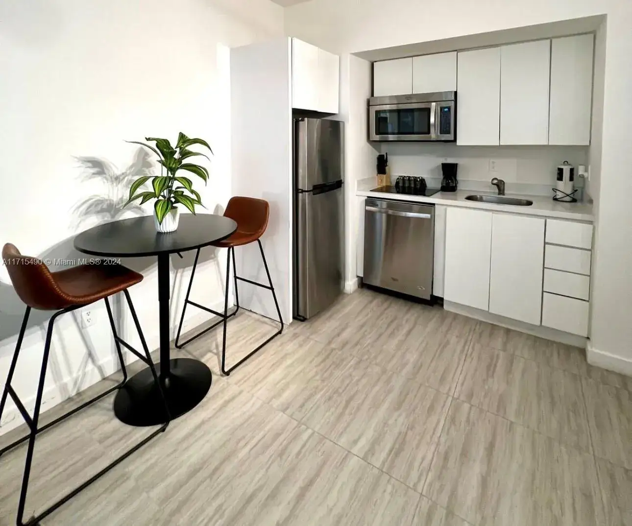 1 bedroom 1 bath Residential for sale at 1611 Meridian Ave # 102, Miami Beach FL 33139