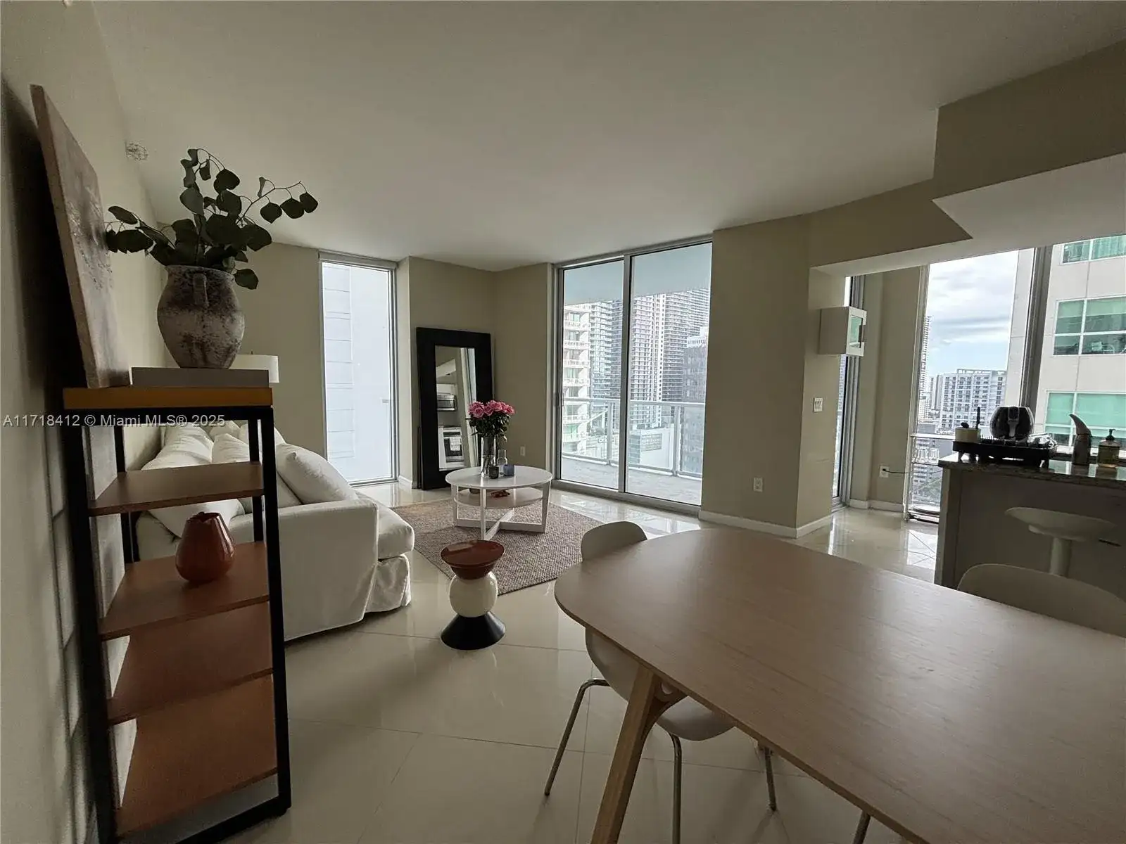 185 SW 7th St # 2012, Miami FL 33130 photo 3