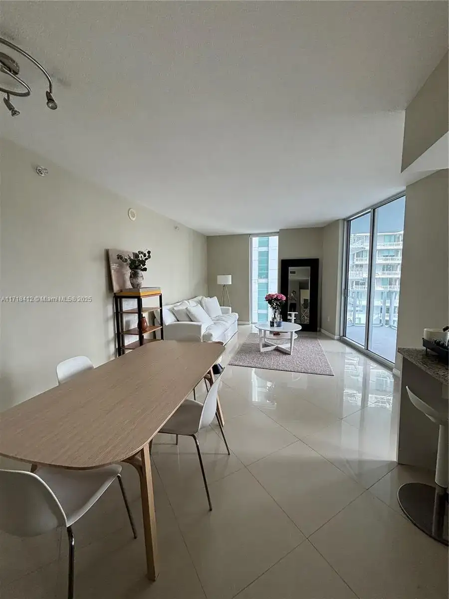 185 SW 7th St # 2012, Miami FL 33130 photo 4