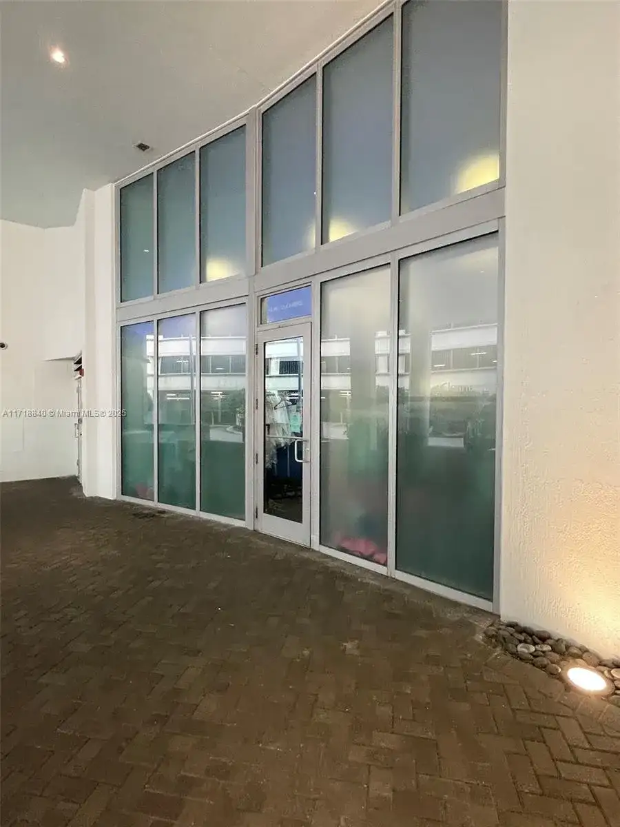 90 SW 3rd St, Miami FL 33130 photo 3