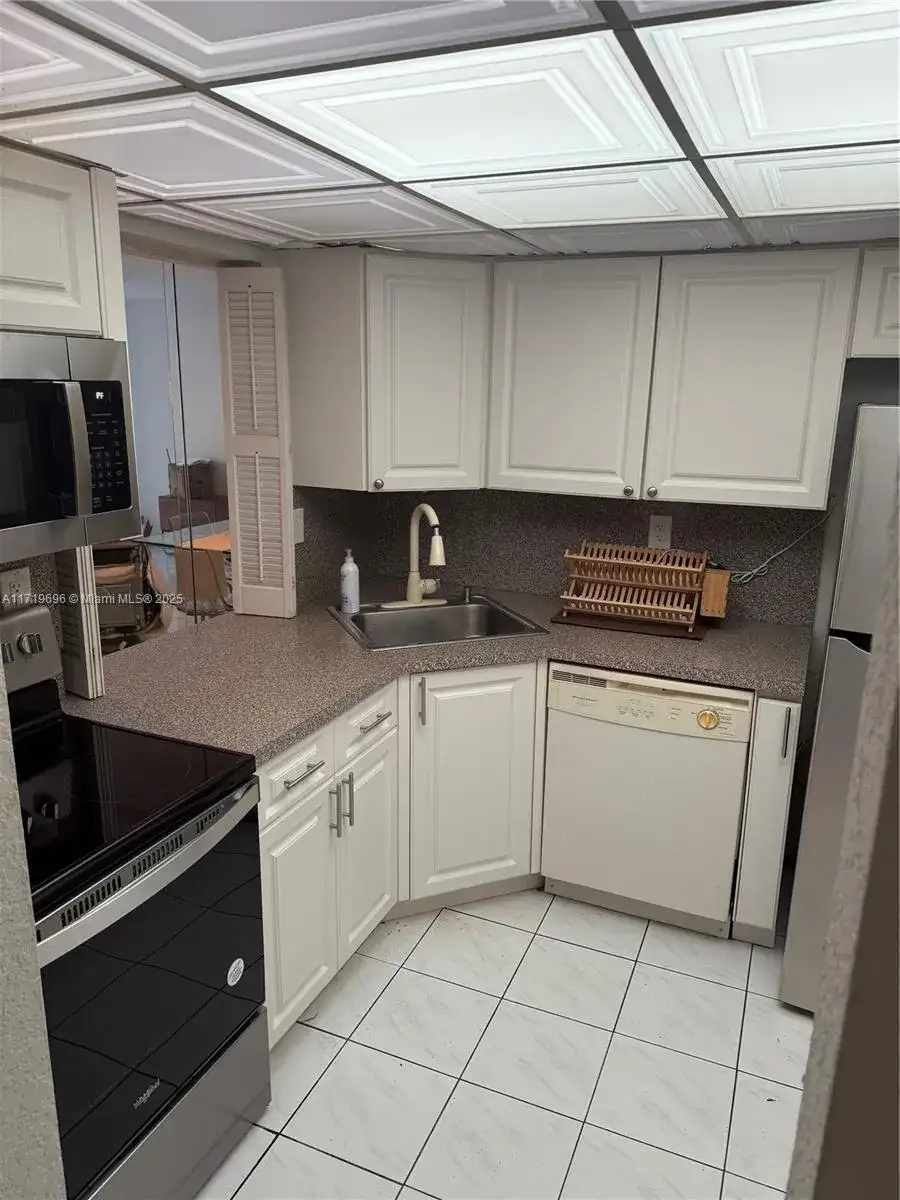 2101 Atlantic shore bay # 117, Hallandale Beach FL 33009 photo 3