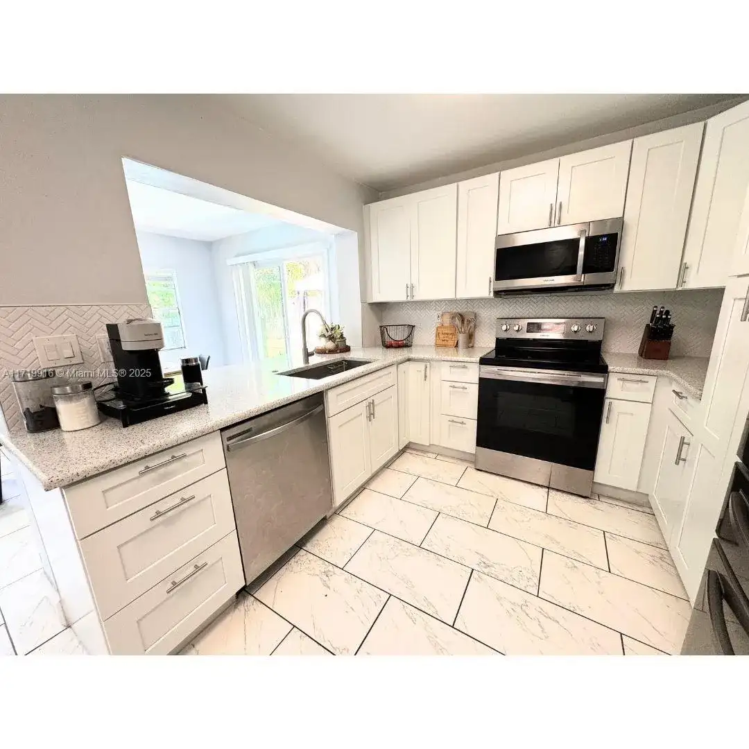 8121 NW 72nd Ave, Tamarac FL 33321 photo 2
