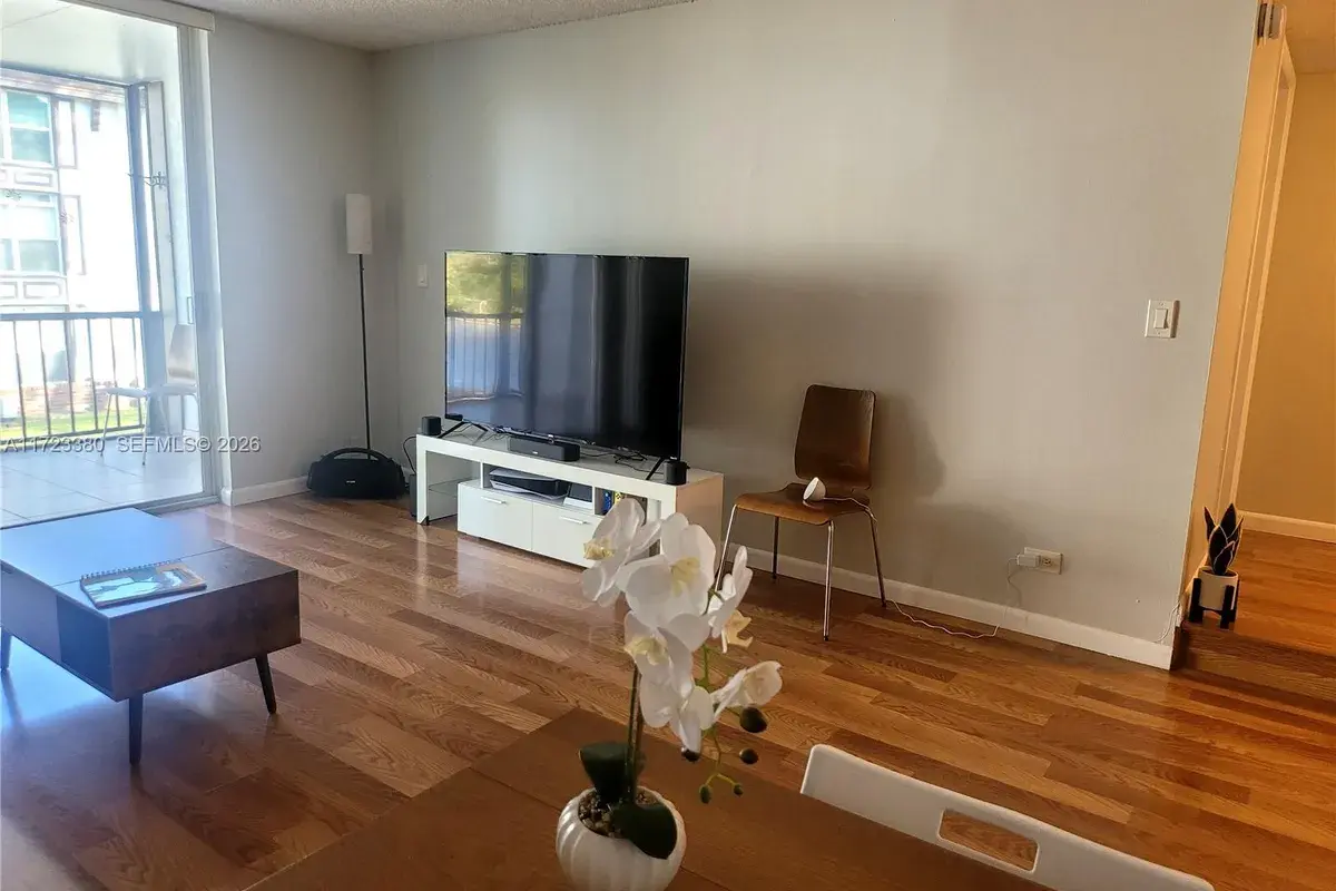 3750 Inverrary Dr # 2Y, Lauderhill FL 33319