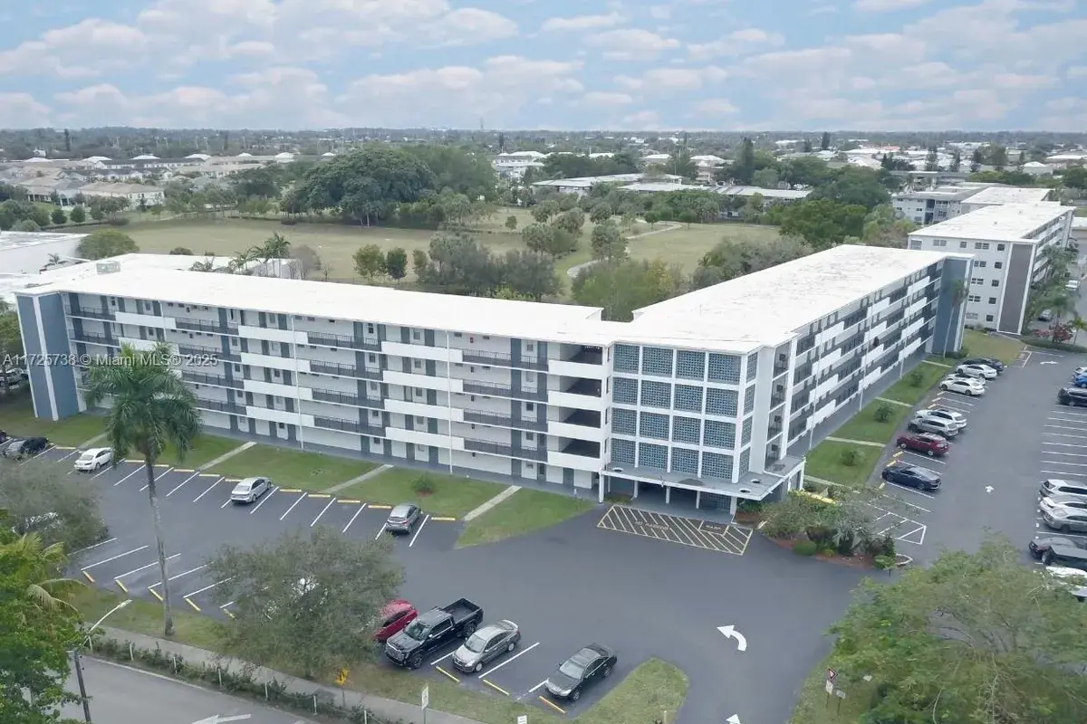 950 Hillcrest Dr # 211, Hollywood FL 33021
