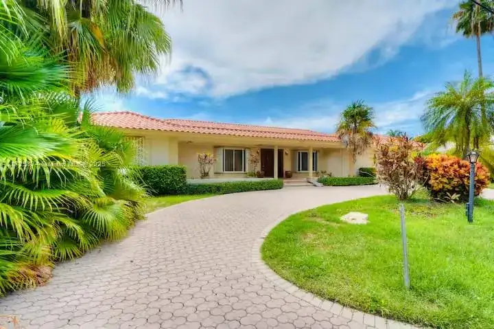 12 Isla Bahia Dr, Fort Lauderdale FL 33316 photo 2