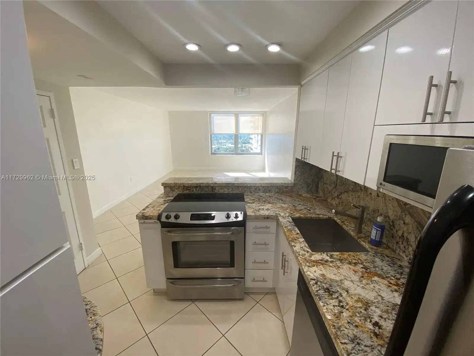 1 bedroom 1 bath Residential for sale at 2899 Collins Ave # 1208, Miami Beach FL 33140