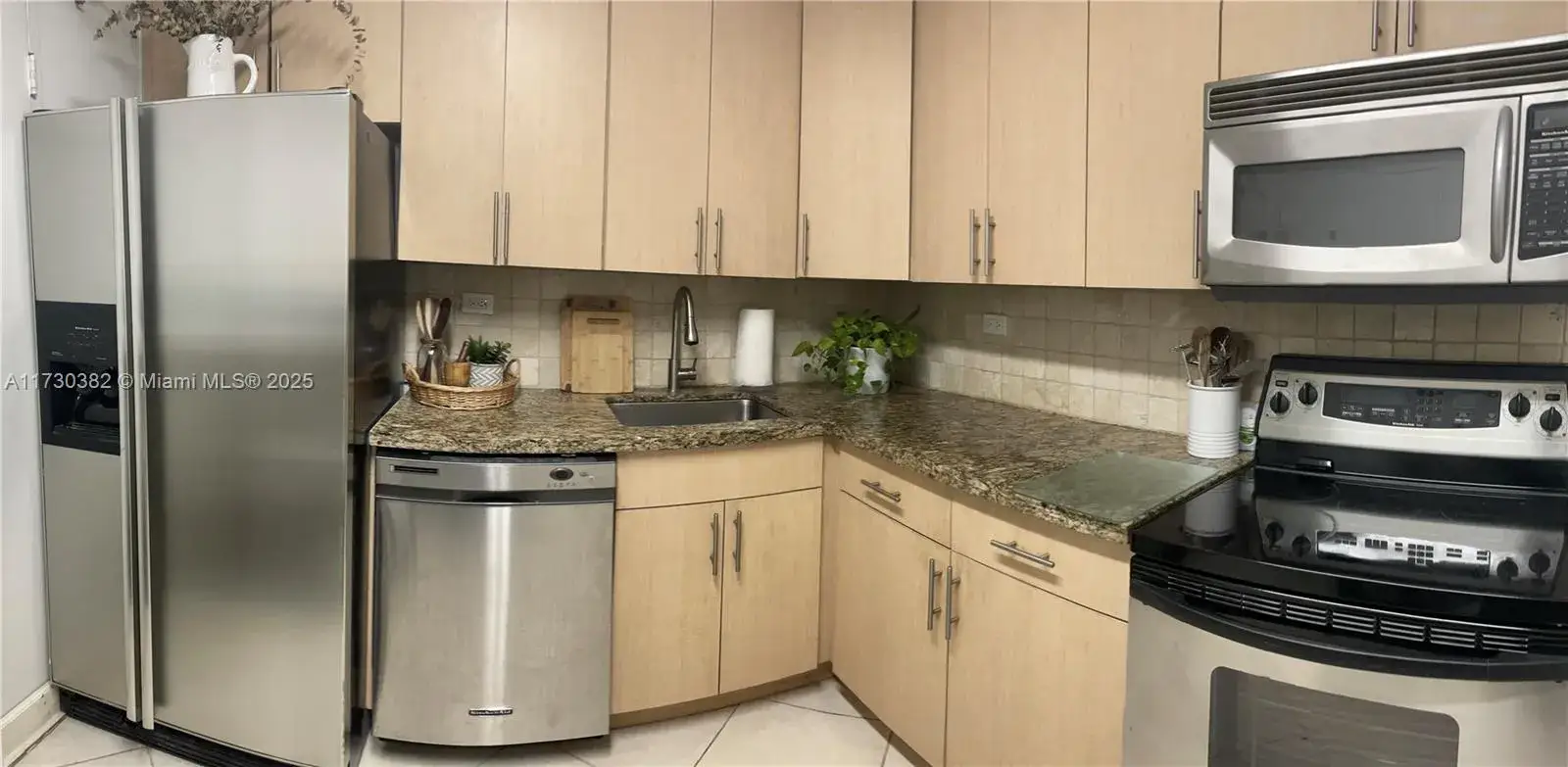 2 bedroom 2 bath Residential for sale at 5555 Collins Ave # 6T, Miami Beach FL 33140