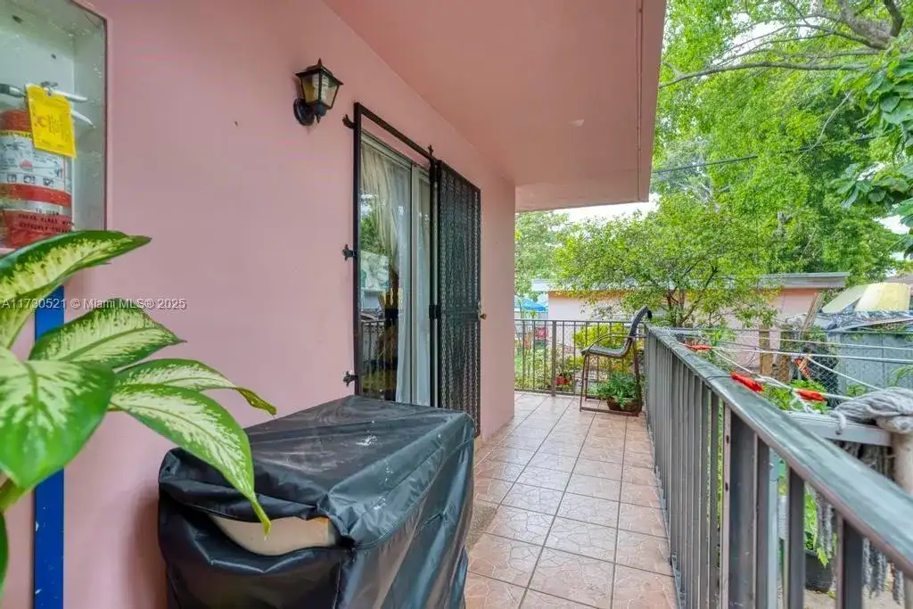 519 NW 10th Ave, Miami FL 33136 photo 2
