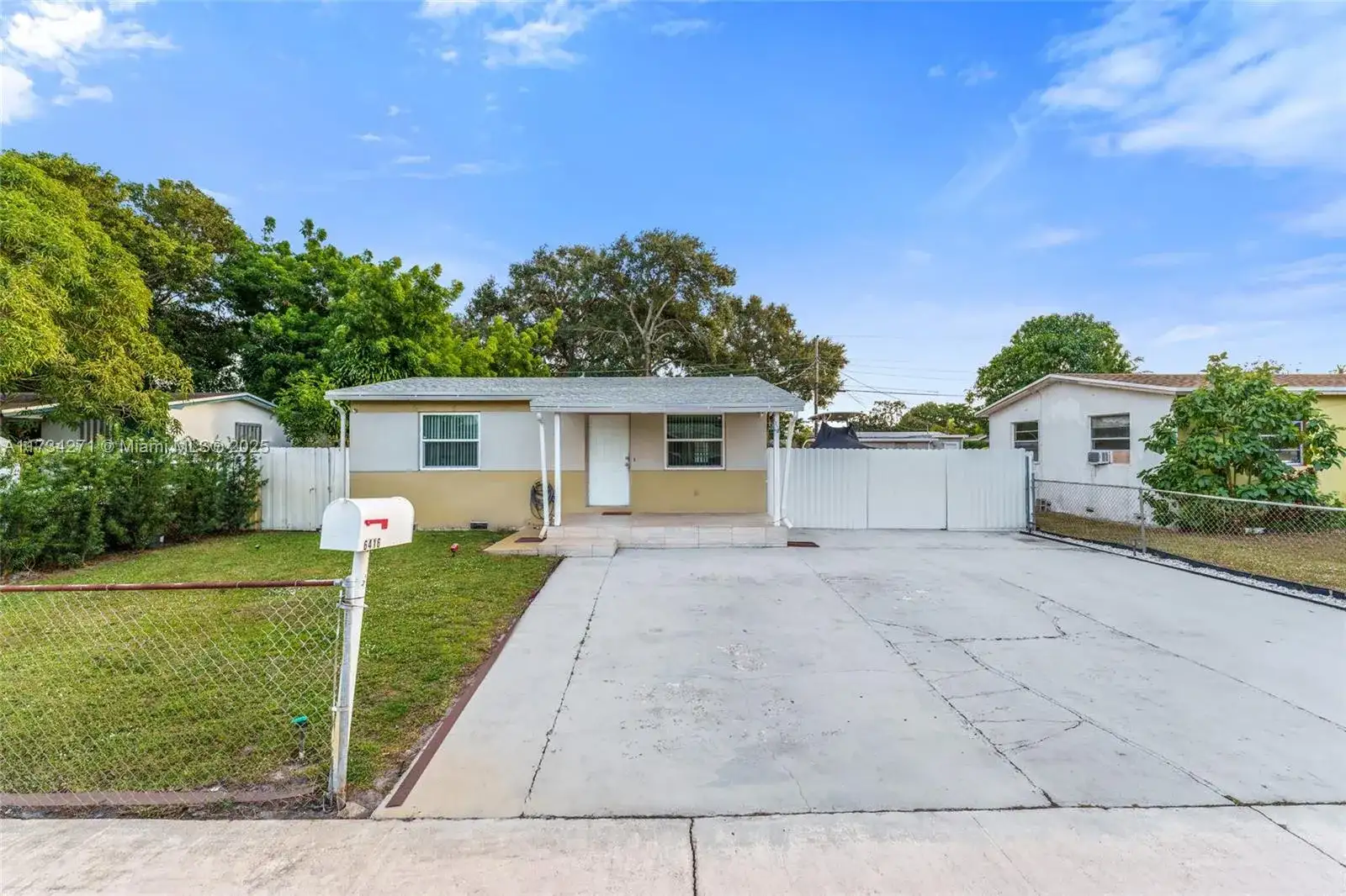 6416 Franklin St, Hollywood FL 33024 photo 2
