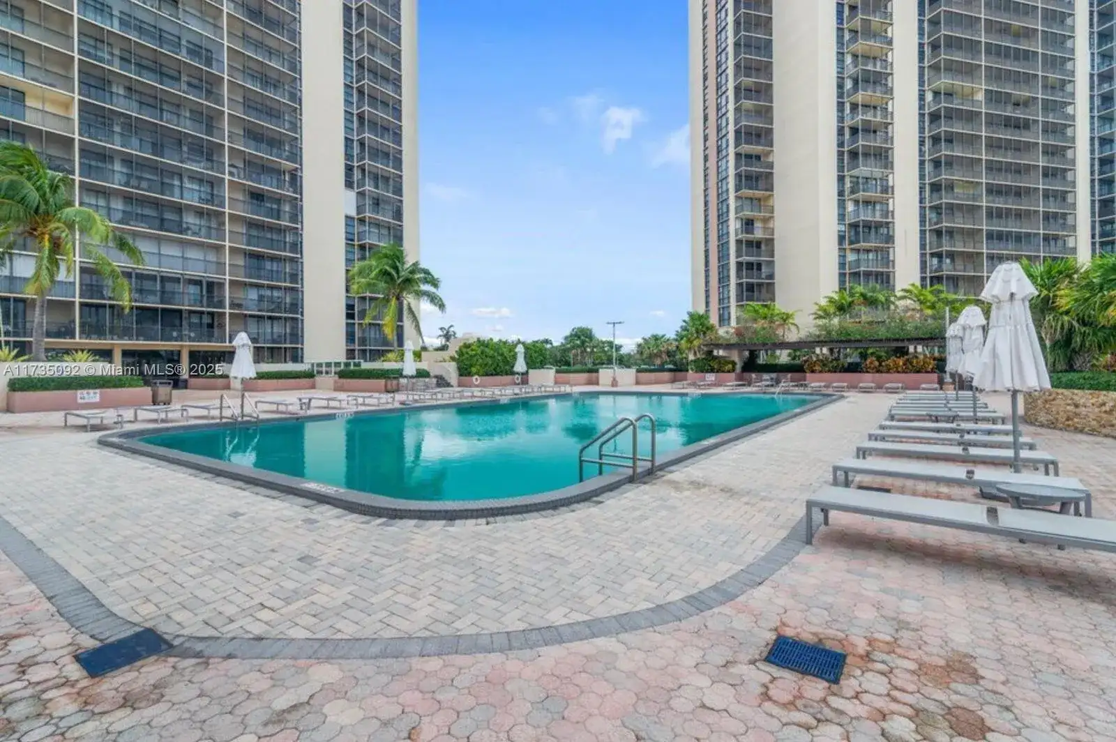 20301 W Country Club Dr # 528, Aventura FL 33180 photo 2