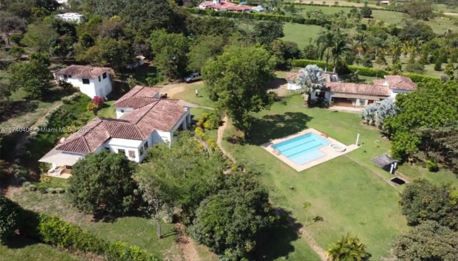 1000 NE Barbosa Berrio, FL 123987 photo 2