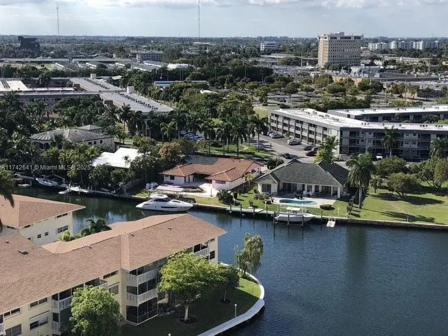427 Golden Isles Dr # 15J, Hallandale Beach FL 33009 photo 5
