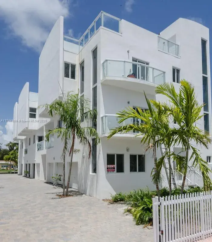 1985 Calais # 3, Miami Beach FL 33141