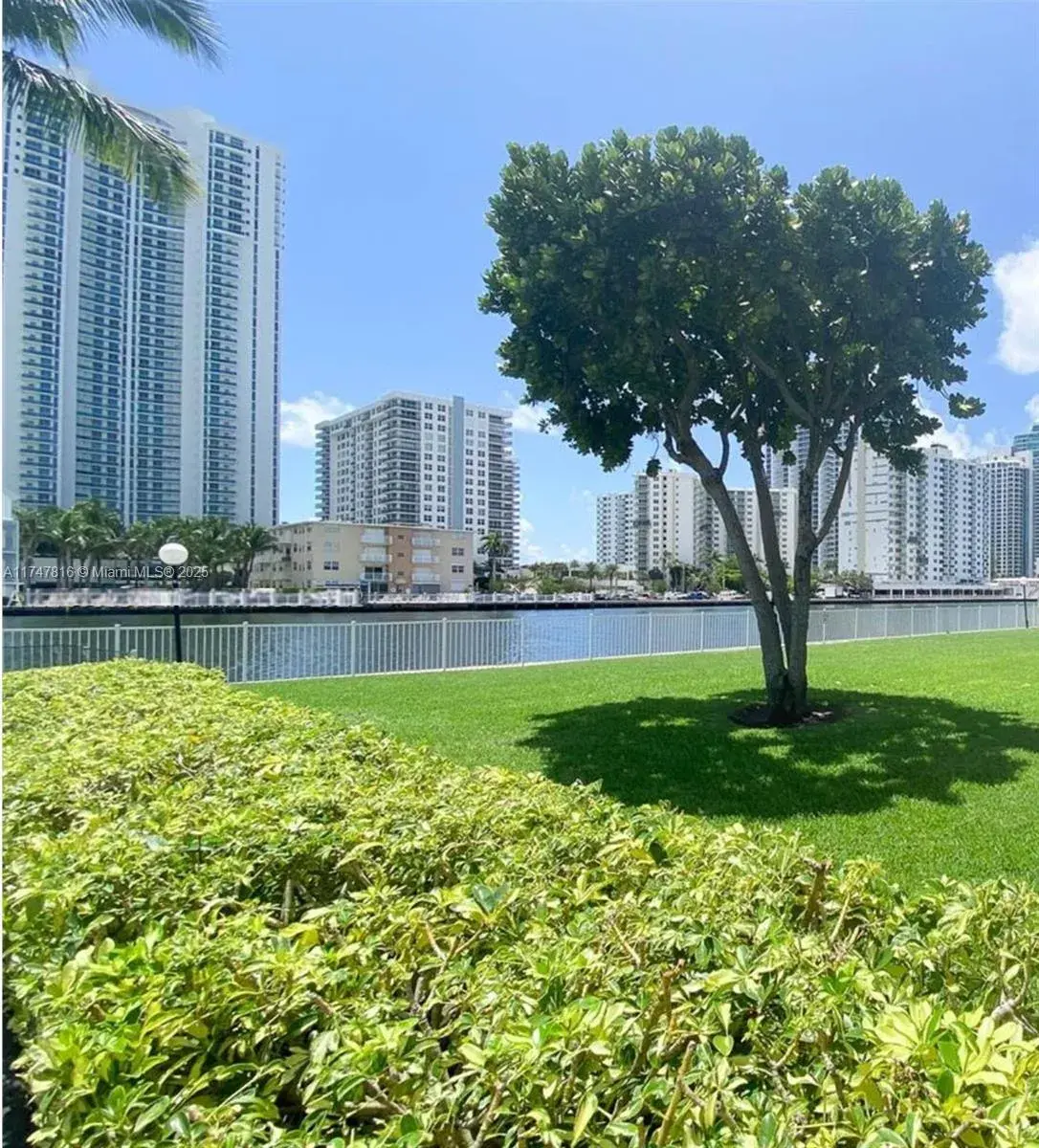 1000 Parkview Dr # 121, Hallandale Beach FL 33009