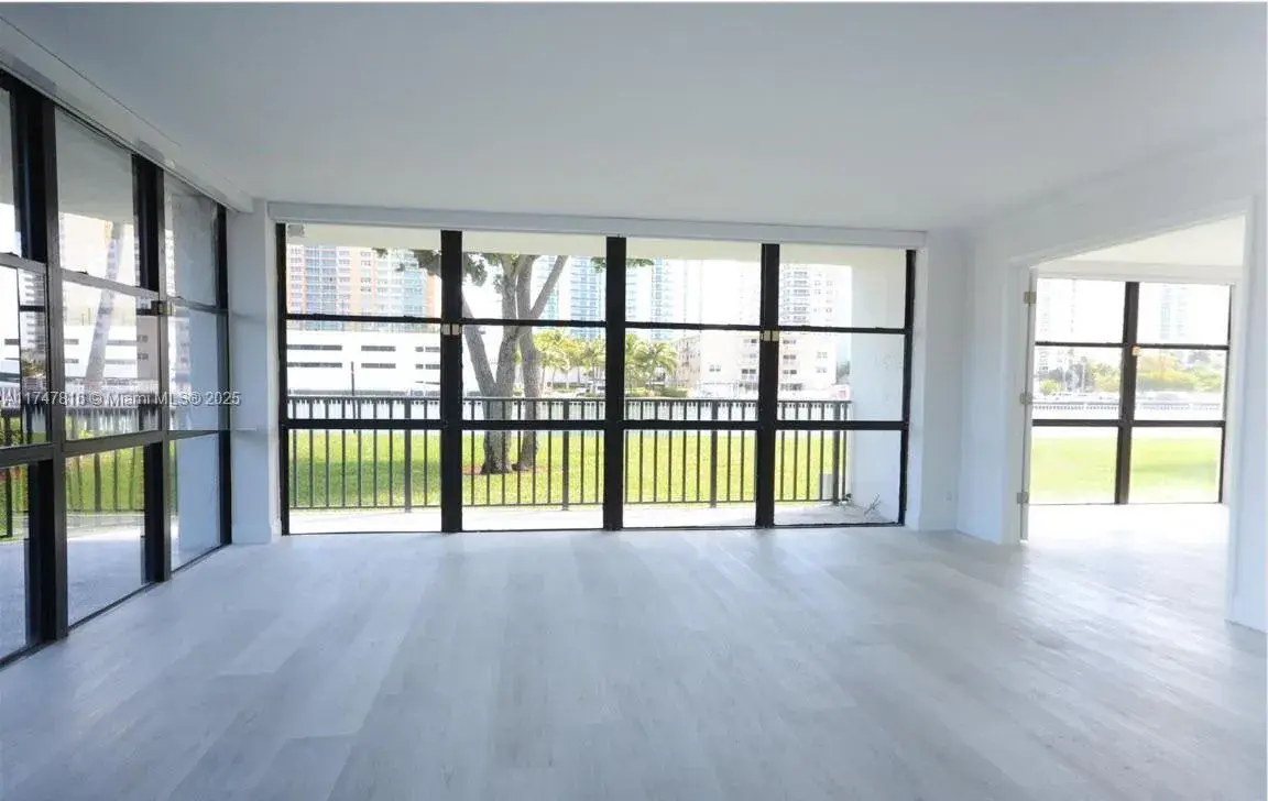 1000 Parkview Dr # 121, Hallandale Beach FL 33009
