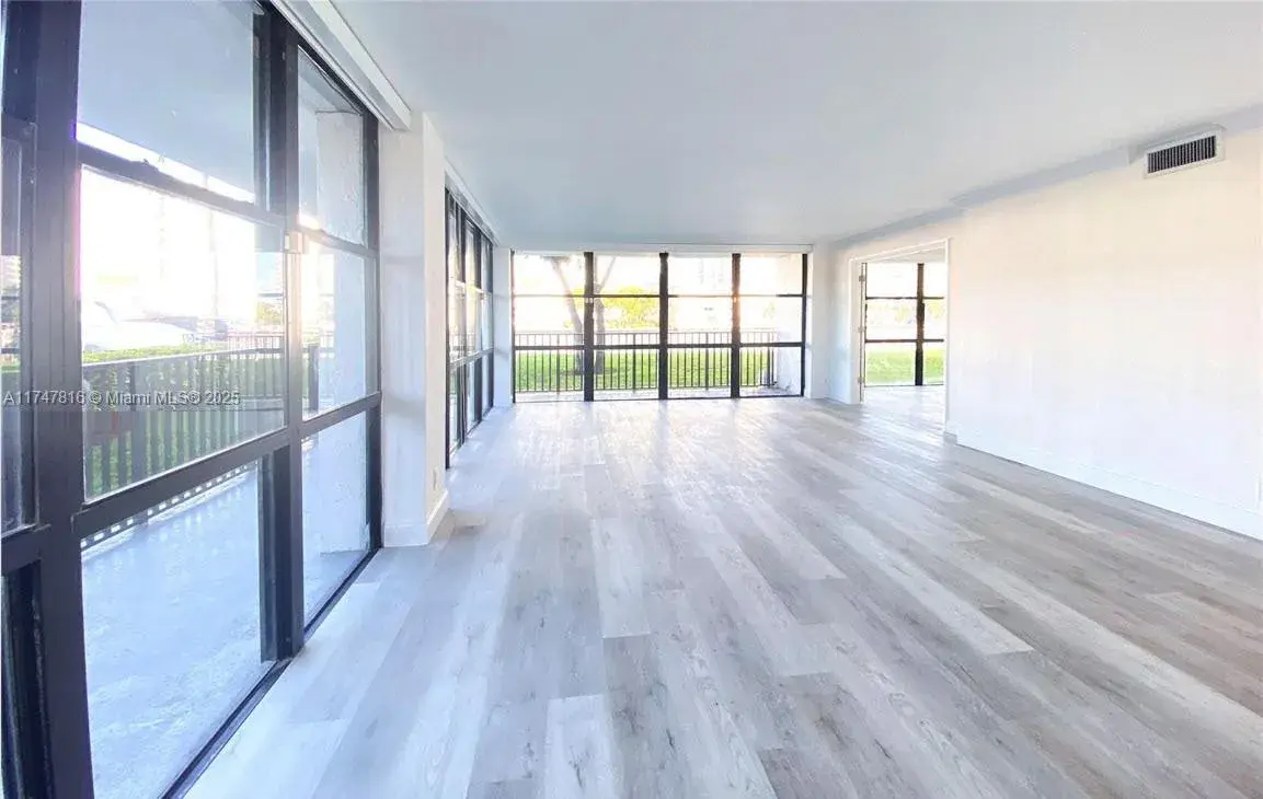 1000 Parkview Dr # 121, Hallandale Beach FL 33009