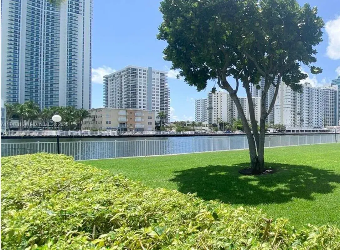1000 Parkview Dr # 121, Hallandale Beach FL 33009