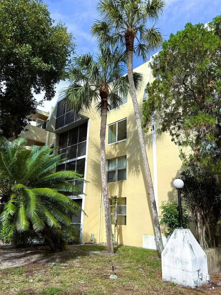 942 NE 199th St # 3E, Miami FL 33179 photo 2