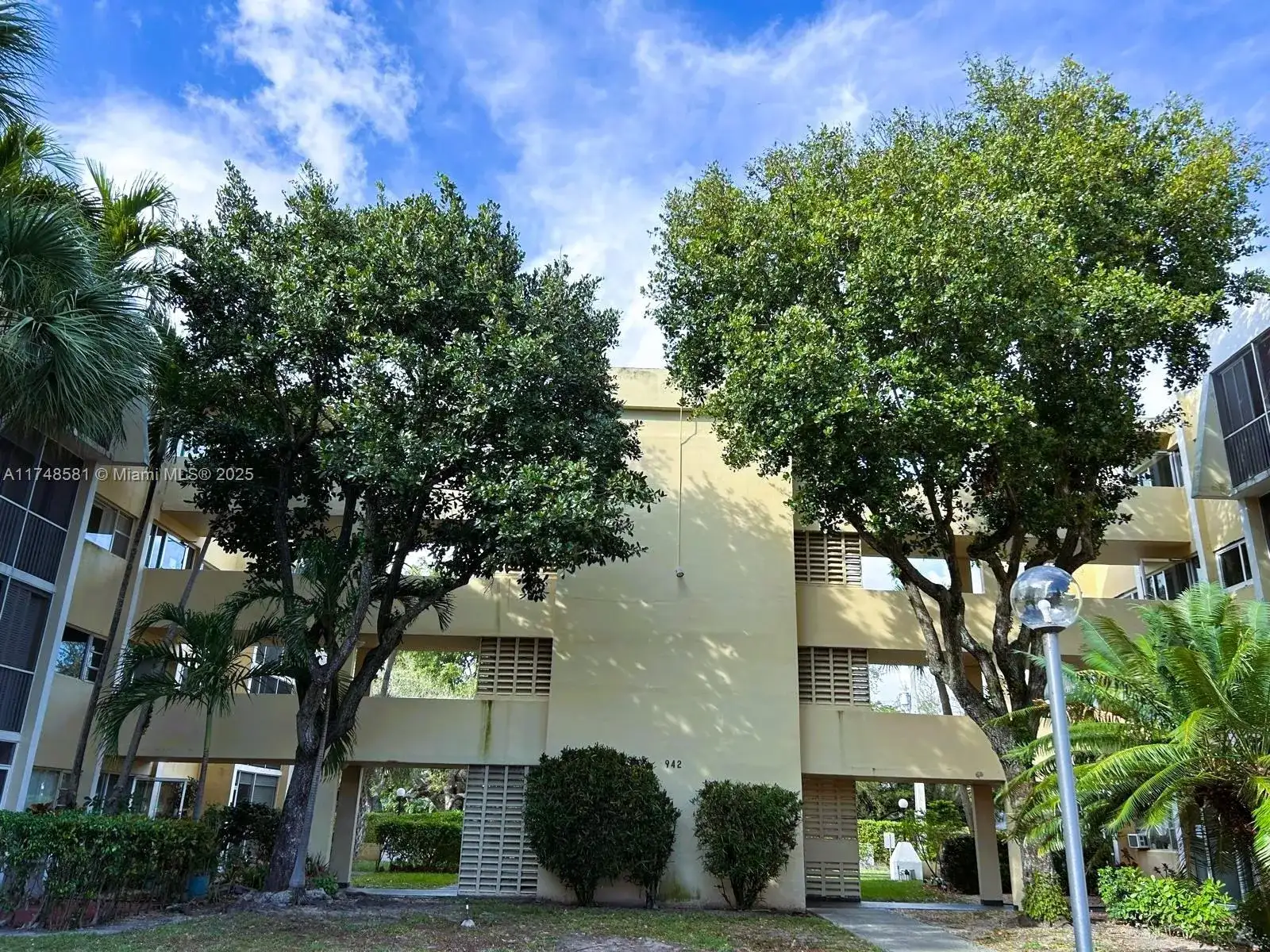 942 NE 199th St # 3E, Miami FL 33179 photo 3
