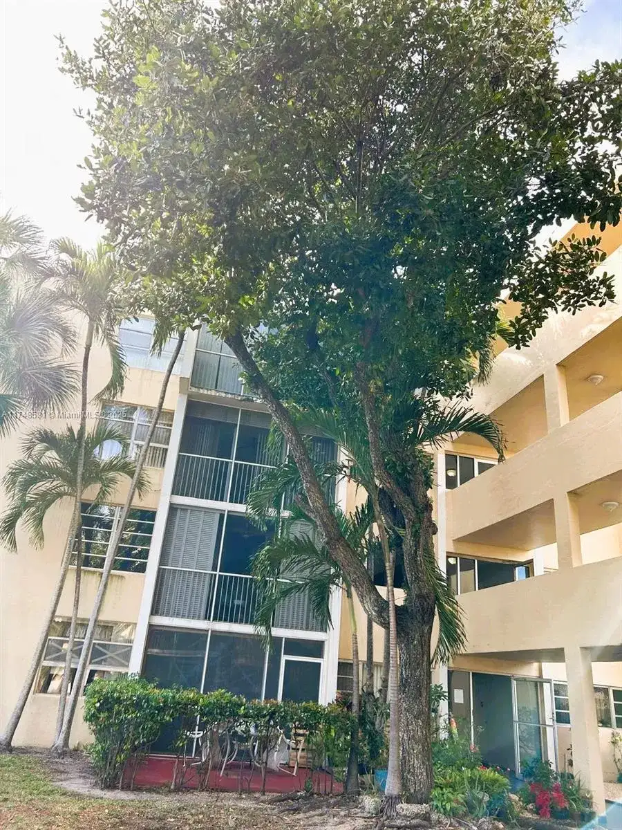 942 NE 199th St # 3E, Miami FL 33179 photo 4